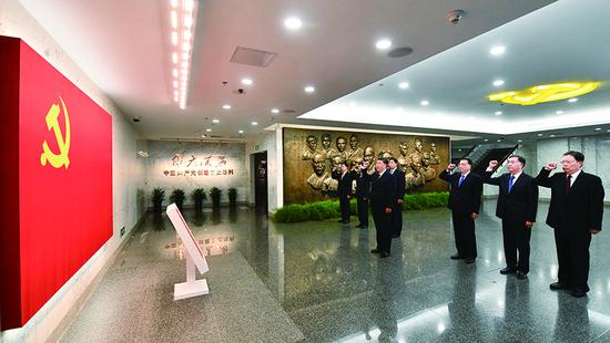2017年10月31日，中共中央總書記、國家主席、中央軍委主席習(xí)近平帶領(lǐng)中共中央政治局常委李克強(qiáng)、栗戰(zhàn)書、汪洋、王滬寧、趙樂際、韓正，瞻仰上海中共一大會址和浙江嘉興南湖紅船。這是31日上午，在上海中共一大會址紀(jì)念館，習(xí)近平帶領(lǐng)其他中共中央政治局常委同志一起重溫入黨誓詞。 新華社記者 李濤/攝