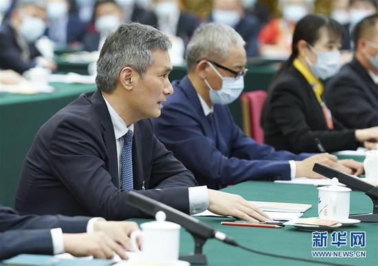  5月24日，全國人大代表羅杰（左一）參加湖北代表團(tuán)的審議并發(fā)言。新華社記者 黃敬文 攝