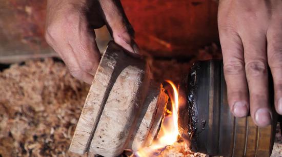 扎西巴珠演示木碗制作工藝。新華網(wǎng) 旦增努布攝